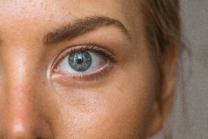 Mehr über den Artikel erfahren Augenbehandlungen im Vergleich: Welche Behandlung hilft gegen Augenringe, Falten und Schwellungen?